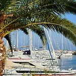 Climatise Avec Parking, Terrasse Au Lavandou - Fr-1-251-167 Lägenhet *