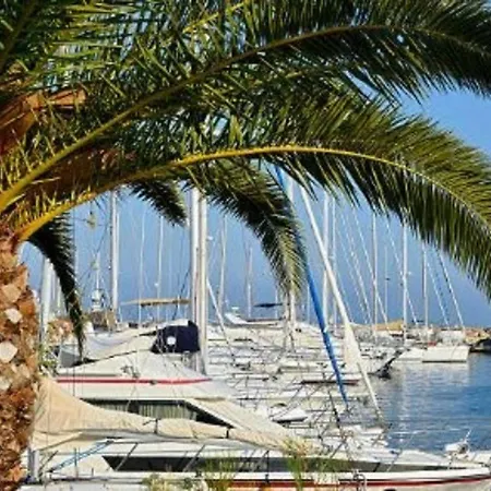 Climatise Avec Parking, Terrasse Au Lavandou - Fr-1-251-167 شقة *