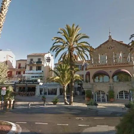 Climatise Avec Parking, Terrasse Au Lavandou - Fr-1-251-167 *
